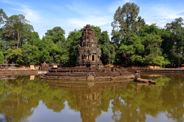 Obraz premium Ancient Neak Pean Temple Sanctuary Reflected in Central Sacred Pond, Siem Reap, Cambodia