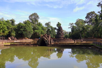 Obraz premium Ancient Neak Pean Temple Sanctuary Reflected in Central Sacred Pond, Siem Reap, Cambodia