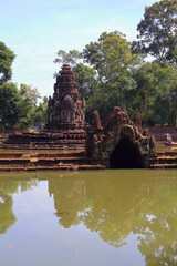 Obraz premium Ancient Neak Pean Temple Sanctuary Reflected in Central Sacred Pond, Siem Reap, Cambodia