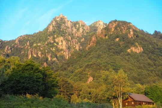 みずがき山自然公園から望む夕方の瑞牆山。夕日に照らされる花崗岩の岩峰。日本百名山・山梨県の自然風景素材