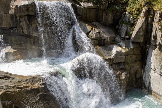 Cascade du Fellibach pr&egrave;s d&rsquo;Andermatt, Alpes suisses
