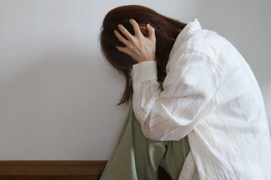 頭を抱える女性　ストレス