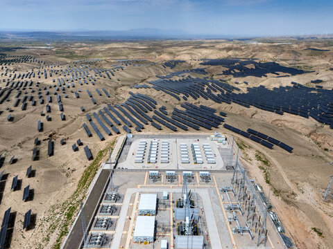 Aerial view of solar power plant in desert landscape with extensive panel arrays