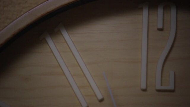 時計の秒針がチクタク