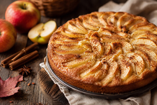 Hausgemachter Apfelkuchen mit Zimt und frischen &Auml;pfeln