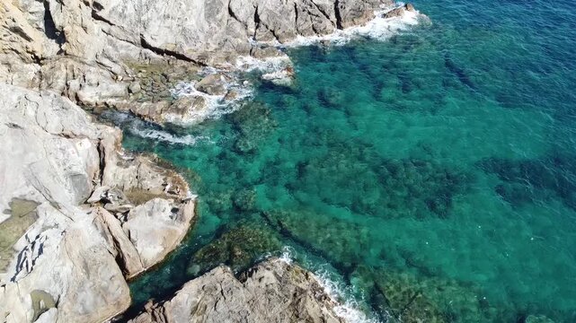 Insenatura con mare cristallino