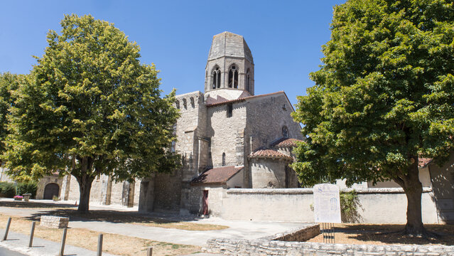 Charroux est une commune fran&ccedil;aise, situ&eacute;e dans le d&eacute;partement de l'Allier en r&eacute;gion d'Auvergne-Rh&ocirc;ne-Alpes. Ce village m&eacute;di&eacute;val est labellis&eacute;e parmi Les Plus Beaux Villages de France