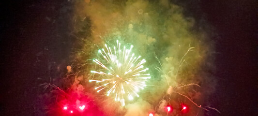 Naklejka premium Fuegos artificiales dorados y destellos que iluminan el cielo nocturno en una espectacular exhibición pirotécnica de celebración.