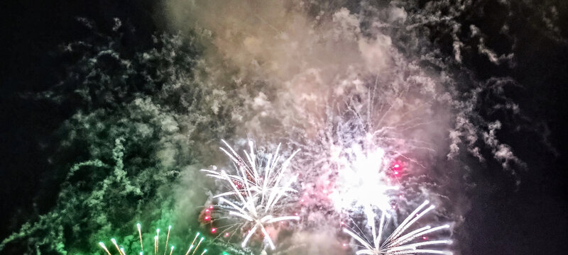 Fuegos artificiales dorados y destellos que iluminan el cielo nocturno en una espectacular exhibici&oacute;n pirot&eacute;cnica de celebraci&oacute;n.