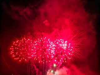 Naklejka premium Fuegos artificiales dorados y destellos que iluminan el cielo nocturno en una espectacular exhibición pirotécnica de celebración.
