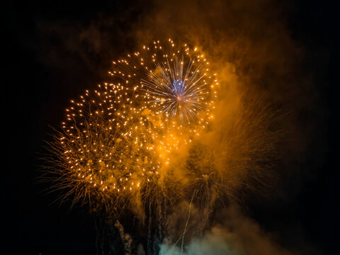 Fuegos artificiales dorados y destellos que iluminan el cielo nocturno en una espectacular exhibici&oacute;n pirot&eacute;cnica de celebraci&oacute;n.