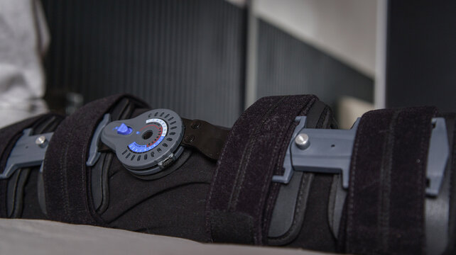 Adjustable knee brace with dial for rehabilitation and support