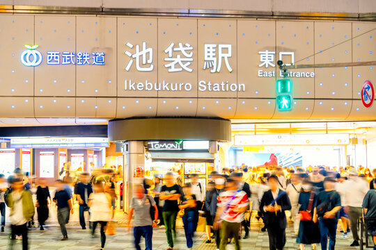 池袋駅・東口 夜景　横断歩道を渡る人々