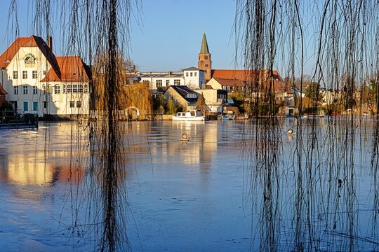 brandenburg an der havel, deutschland - havelufer im winter mit dom st. peter und paul