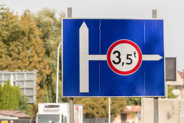 Niebieska tablica drogowa ze znakiem zakazu wjazdu pojazdów posiadających masę powyżej 3,5 tony. © Henryk Guziak