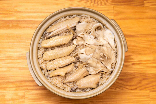 鶏手羽中と舞茸の炊き込みご飯