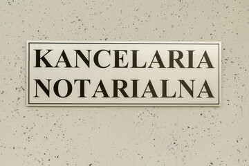 Tablica informacyjna z napisem Kancelaria Notarialna na elewacji budynku. © Henryk Guziak