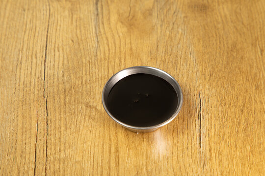 Sauce dans un petit bol en m&eacute;tal sur une table en bois