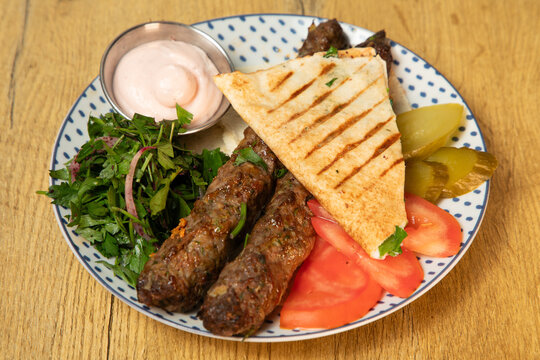Restaurant libanais avec plat de kebab, pain, l&eacute;gumes et sauce