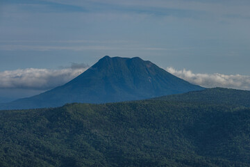 日本　北海道津別町の津別峠展望施設から望む雄阿寒岳と山並み © pespiero