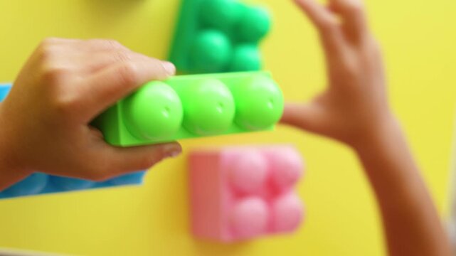 Watch as little fingers skillfully fit together a construction kit, promoting not only fine motor skills but also stimulating a child's engineering thinking. A delightful journey of discovery.