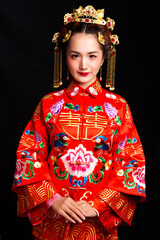Fototapeta premium Vintage Wave Curly Chinese Xiuhe Bride Makeup Portrait