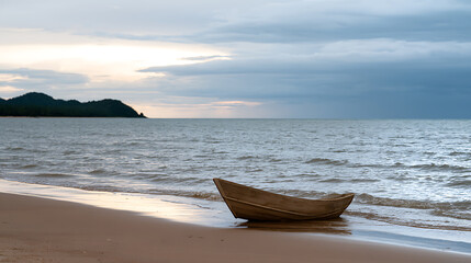 Naklejka premium A solitary wooden boat rests on a tranquil sandy beach as gentle waves wash ashore under a dramatic cloudy sky during a peaceful twilight