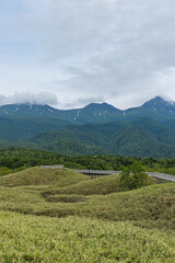 日本　北海道斜里町の知床五湖高架木道から望む雲がかかった初夏の知床連山 © pespiero