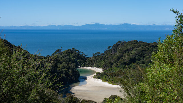 Baie &agrave; mar&eacute;e basse dans le parc national Abel Tasman, Nouvelle-Z&eacute;lande