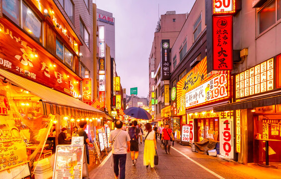 東京・新宿駅西口 飲み屋街
