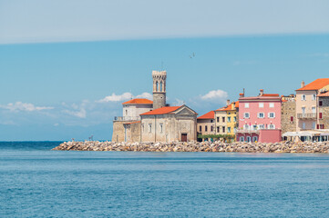 Pointe de la vieille ville de Piran avec le phare Piranski svetilnik, Slovénie © Pascal