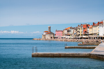 Front de mer de Piran avec le phare Piranski svetilnik au bout par une jour ensoleillé, Slovénie © Pascal