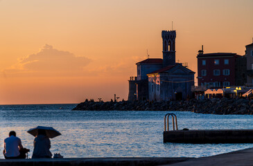 Coucher de soleil sur la jetée de Piran et le phare Piranski Svetilnik, Slovénie © Pascal