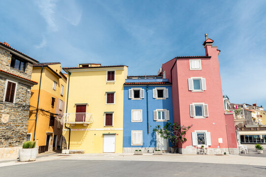 Maisons color&eacute;es de la petite place &agrave; c&ocirc;t&eacute; de l'ancien phare de Piran (Piranski svetilnik), Slov&eacute;nie