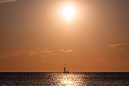 Silhouette d'un bateau &agrave; voile sur l'horizon au large de Piran, Slov&eacute;nie, lors du coucher de soleil