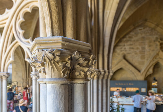 Floral motifs on the capitals of Bayonne Cathedral (Cath&eacute;drale Sainte-Marie de Bayonne)