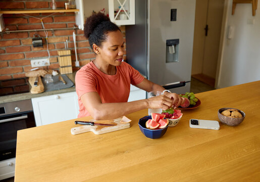 Portrait of a woman eats fresh fruits