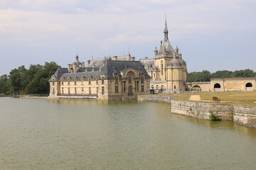 Fototapeta premium Château de Chantilly, vue de l'extérieur, ville de Chantilly, département de l'Oise, France