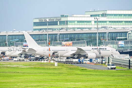 羽田空港第3ターミナル前に駐機する旅客機/Passenger Aircraft Parked at Haneda Airport Terminal 3