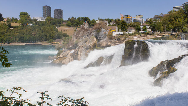 Les chutes du Rhin : chutes d'eau situ&eacute;es entre Neuhausen am Rheinfall et Flurlingen   en Suisse en aval de Schaffhouse, entre le lac de Constance et B&acirc;le,  fronti&egrave;re entre la Suisse et allemagne
