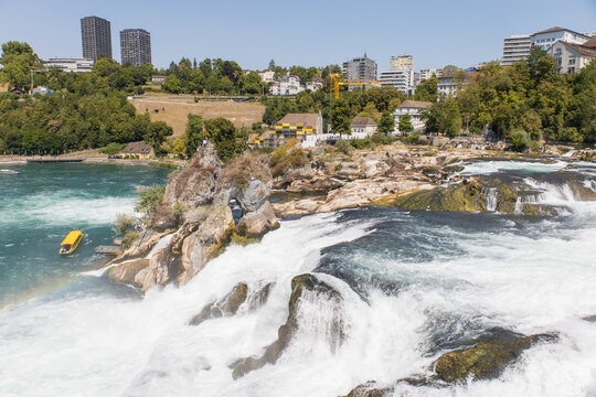 Les chutes du Rhin : chutes d'eau situ&eacute;es entre Neuhausen am Rheinfall et Flurlingen   en Suisse en aval de Schaffhouse, entre le lac de Constance et B&acirc;le,  fronti&egrave;re entre la Suisse et allemagne