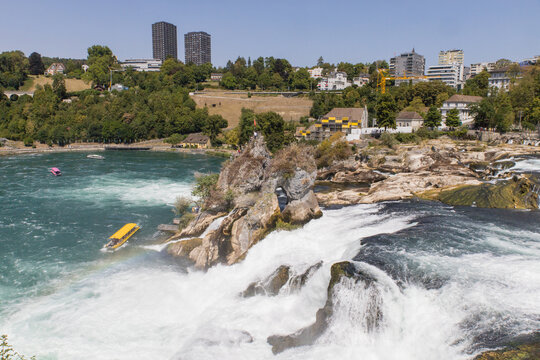Les chutes du Rhin : chutes d'eau situ&eacute;es entre Neuhausen am Rheinfall et Flurlingen   en Suisse en aval de Schaffhouse, entre le lac de Constance et B&acirc;le,  fronti&egrave;re entre la Suisse et allemagne