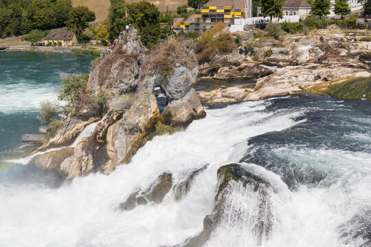 Les chutes du Rhin : chutes d'eau situ&eacute;es entre Neuhausen am Rheinfall et Flurlingen   en Suisse en aval de Schaffhouse, entre le lac de Constance et B&acirc;le,  fronti&egrave;re entre la Suisse et allemagne