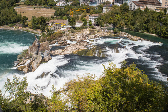 Les chutes du Rhin : chutes d'eau situ&eacute;es entre Neuhausen am Rheinfall et Flurlingen   en Suisse en aval de Schaffhouse, entre le lac de Constance et B&acirc;le,  fronti&egrave;re entre la Suisse et allemagne