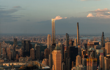 Obraz premium Scenic panoramic aerial Manhattan vista at sunset with the Central Park in the background, New York City