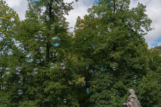 Pompas de jab&oacute;n en un parque de Varsovia