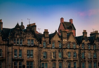 Fototapeta premium A stunning view of historic Edinburgh streets, showcasing the intricate details of their classic architecture.