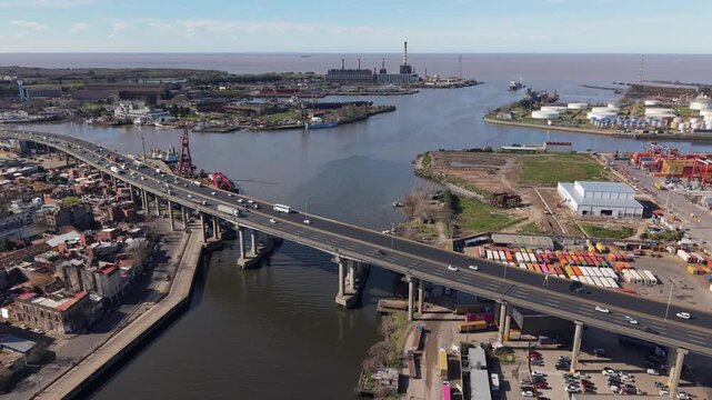Vista a&eacute;rea de la Autopista Buenos Aires&ndash;La Plata cruzando el Riachuelo con el r&iacute;o de fondo, Buenos Aires, Argentina