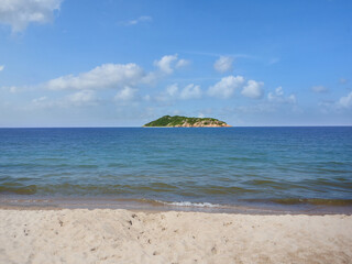 Beautiful scenery of tranquil sea under a blue sky © FernandoMejia08