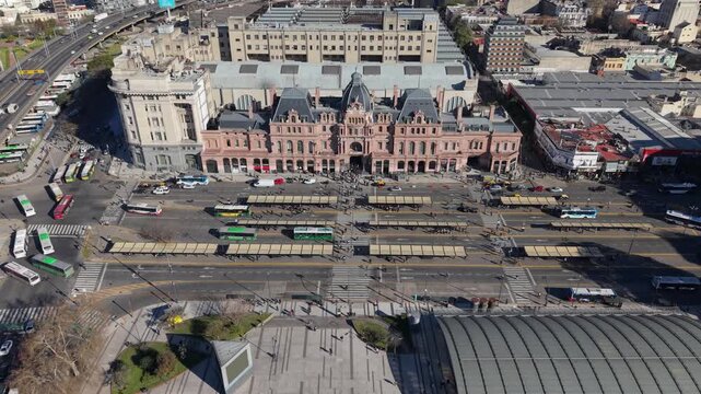 Estaci&oacute;n Plaza Constituci&oacute;n, terminal ferroviaria de la L&iacute;nea Roca y Monumento Hist&oacute;rico Nacional en Buenos Aires, Argentina